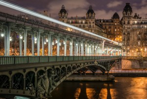 Pont_de_Bir-Hakeim_and_view_on_the_16th_Arrondissement_of_Paris_140124_1