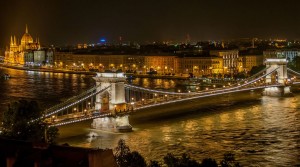 Szechenyi_Chain_Bridge_in_Budapest_at_night
